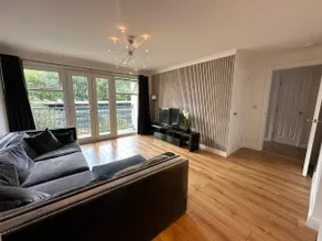 Delightful Riverview Flat With Parking - Image 2