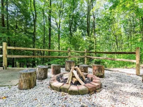 Spacious cabin near Hocking Hills State Park - Image 3