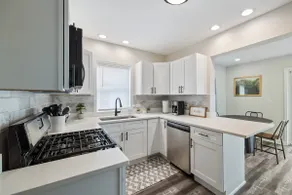 Modern 4BR Home Near Train & Downtown Naperville - Image 2