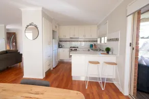 Family & Work Stay Near Deakin | Parking + WiFi - Image 3