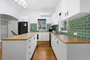 Wallace Cottage - Glennie, CBD, Quiet Leafy Street - Image 5
