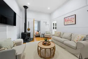 Wallace Cottage - Glennie, CBD, Quiet Leafy Street - Image 4