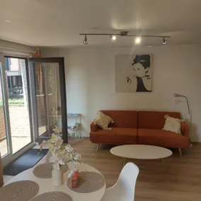 Central LLN – Renovated Apartment – Free Parking - Image 3