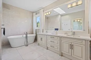 Grand Vancouver Retreat | Spacious 7BR + Hot Tub - Image 5