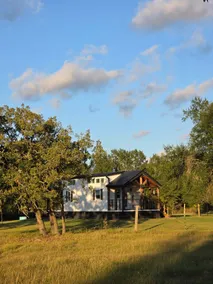 Serene Home Directly Between Houston & Dallas WIFI - Image 2