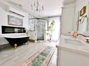 Upstairs Haven with Picture Windows & Spa Bathroom - Image 5
