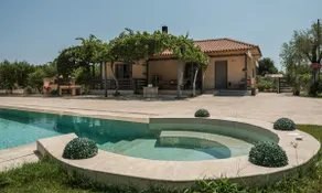 Vanesa Villa Retreat, 3BR with Lush Outdoor Oasis by Villa Mana Gers - Image 3