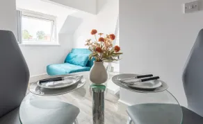 Cosy Suite Sleeps 3 with Parking - Image 2