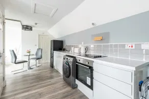 Cosy Suite Sleeps 3 with Parking - Image 5
