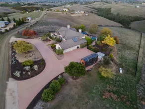 Secluded Hilltop Retreat-BBQ, Pool, Panoramic View - Image 4