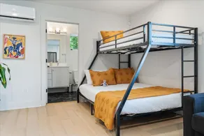 Modern Downtown Apt Fast Wi-Fi & Parking - Image 4