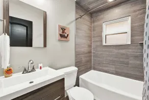 Luxe RO Loft | Central + Private Entry + Parking - Image 5