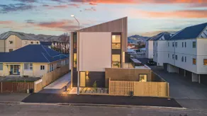 Spacious 3 Bedroom Townhouse - Close to Stadium - Image 2