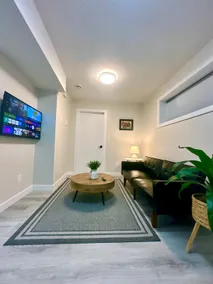 Cozy Private Suite with Parking near restaurants - Image 2