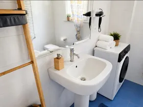 Elegant two-room apartment with free parking - Image 5