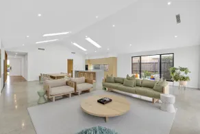 Duneview Luxe Ocean Grove Sleeps 8, 4 bedroom, aircon,heating throughout, Designer quality, Perfect wedding stay, family friendly, Beach, Park, Shops - Image 2