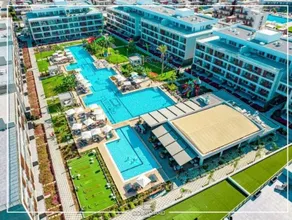 Modern Studio Pool & Terrace 10 min to beach at Courtyard Long Beach - Image 3