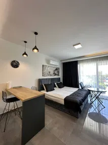 Modern Studio Pool & Terrace 10 min to beach at Courtyard Long Beach - Image 2