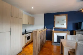 Cozy apartment overlooking the market - Image 2