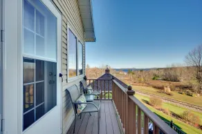 Lake View 2 Bedroom Retreat w/ Balcony in Newport! - Image 4