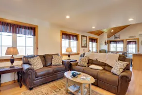 Lake View 2 Bedroom Retreat w/ Balcony in Newport! - Image 2
