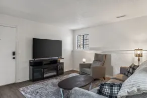 The Den: Delightful 2-Bedroom Retreat in Blue - Image 3