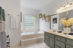 Family Poolside Oasis & Guest Suite 5BR/4BA & YARD - Image 4