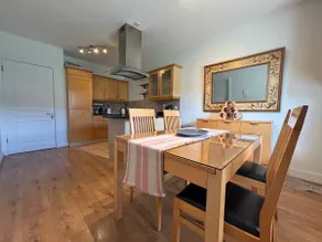 Spacious Two Bed near Airport - Image 3