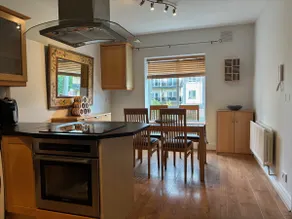 Spacious Two Bed near Airport - Image 4