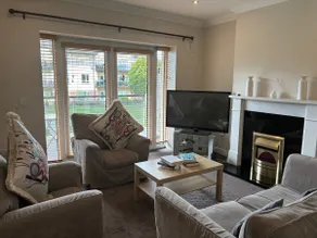 Spacious Two Bed near Airport - Image 2