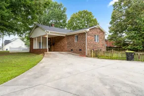 2 miles to Elon Campus - Pet Friendly-Fenced Yard - Image 2