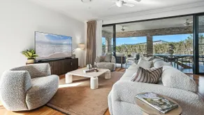 Holiday Crescent – Stylish comfort for groups - Image 2
