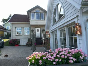 Peaceful garden house near the lake - Image 2