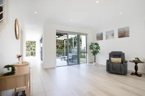 Bright family-friendly coastal stay near beaches - Image 5