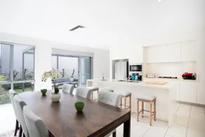 Bright family-friendly coastal stay near beaches - Image 3
