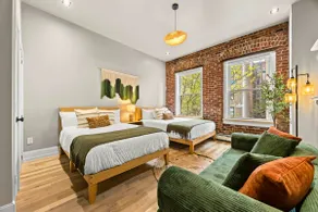 Manhattan Group Stay | 4BR Unique Era-Themed Home - Image 3