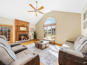 Beautiful home in Bridgeview! - Image 2