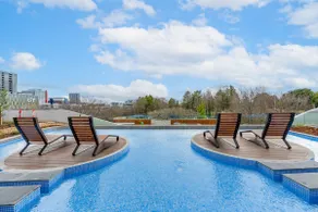 Chic 1BR with Pool, Near Canberra Hospital n Mall - Image 5