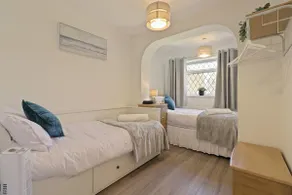 Peaceful 2-Bed Bungalow, Workspace & Garden - Image 5