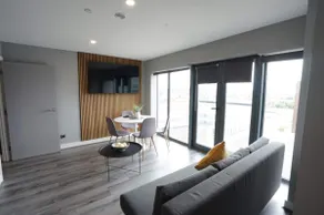 Quayside Stay | Walk to Liverpool ONE | Sleeps 8 - Image 2