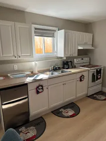Comfy 2BR Suite Private Entrance + Parking Niagara - Image 4