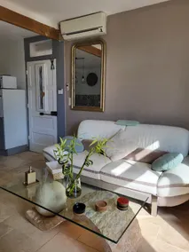 Comfortable house with relaxation area - Image 2
