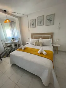 Modern studio with ocean views - Image 3