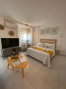 Modern studio with ocean views - Image 2