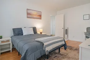 Comfy 2BR with Quick Access to Cafés & Roads - Image 5