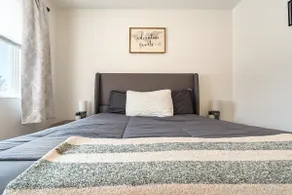 Comfy 2BR with Quick Access to Cafés & Roads - Image 2