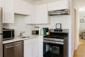 Comfy 2BR with Quick Access to Cafés & Roads - Image 3