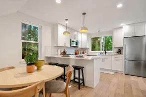 Modern Retreat |U-Village, Seattle Children's, UW - Image 4