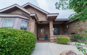 Beautiful, Pool Home, 4BR Prime Spot - Image 3