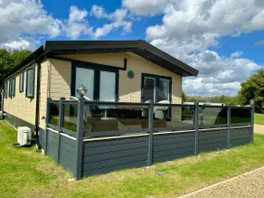 Beautiful Lakeside Lodge (PF17) - Image 3